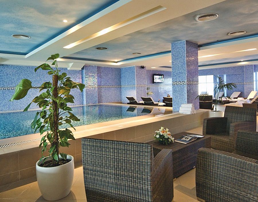 Wiseman Grand Hotel Ad-Dauha Zewnętrze zdjęcie The interior of the business lounge at the airport